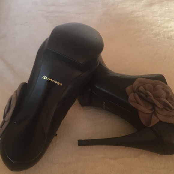 Kelsi Dagger women’s “Rosabella” platform booties - Picture 3 of 10